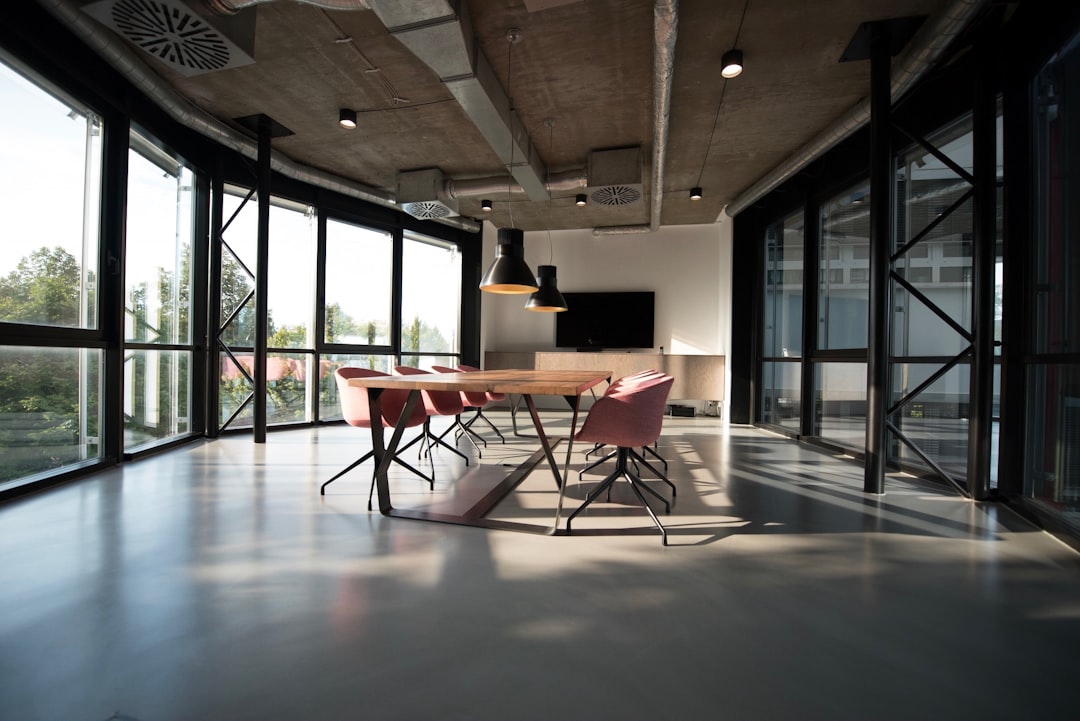 Interior de un taller de trabajo con luz